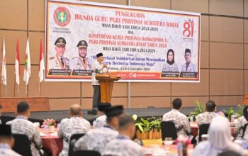 Kukuhkan Ibunda Guru PGRI Sumbar, Mahyeldi Tekankan Kompetensi dan Perlindungan Guru