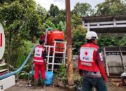 Tanggap Galodo Arosuka, PMI Kabupaten Solok Salurkan 25.000 Liter Air Bersih