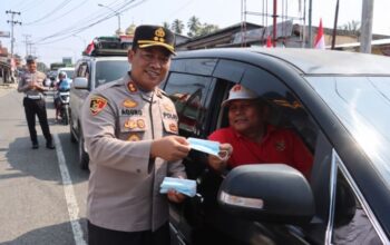 Antisipasi Dampak Kabut Asap Karhutla, Polres Pasaman Barat Turun ke Jalan Bagikan Masker