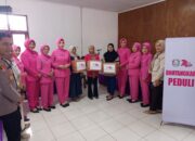 Pengurus Bhayangkari Sijunjung,  Salurkan Bantuan untuk Warga Kurang Mampu dan Anak Stunting