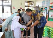 Pemko Pariaman Serahkan Seragam Sekolah Gratis