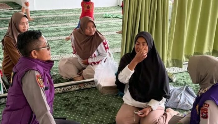 Kembalikan Keceriaan Pengungsi Bencana Galodo Arosuka, Biro SDM Polda Sumbar Berikan Pendampingan Psikologis melalui Trauma Healing