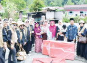 dr Merry Yuliesday dan IJP Salurkan Bantuan Untuk Korban Kebakaran di Palupuh