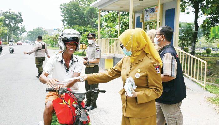 AQI Tembus 350, Langit Kota Padang Memutih, Upacara Sekolah Ditiadakan, BPBD Bagi 11.000 Masker Gratis!