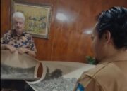 Peneliti Ahli Geografi Asal Belanda Dick Rozing, Serahkan Dua Foto Berukuran Besar Sejarah Kota Sawahlunto 