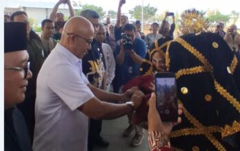 Disuguhkan Jamu Tradisional di Bandara Ahmad Yani, Kedatangan Khafilah Sumbar Disambut IKM Semarang