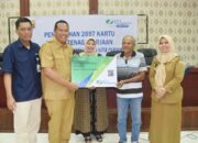 154 Pekerja Rentan Terima BPJS ”Tuwai Ketan”