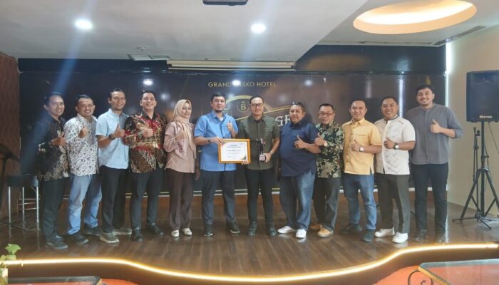 DPC Peradi SAI Padang Anugerahi Bupati Kepulauan Mentawai sebagai Advokat Inspiratif
